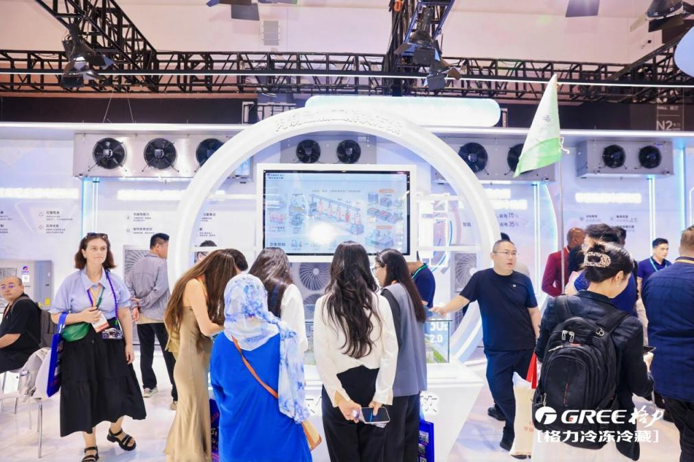 图为现场采购商了解格力小型冷库解决方案