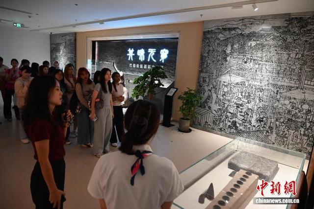 图为9月17日，新加坡学生在重庆周君记火锅调料历史文化博物馆内了解重庆的饮食文化。张旭 摄