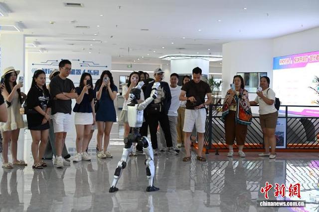 图为9月7日，人形机器人表演吸引越南游客观看。张旭 摄