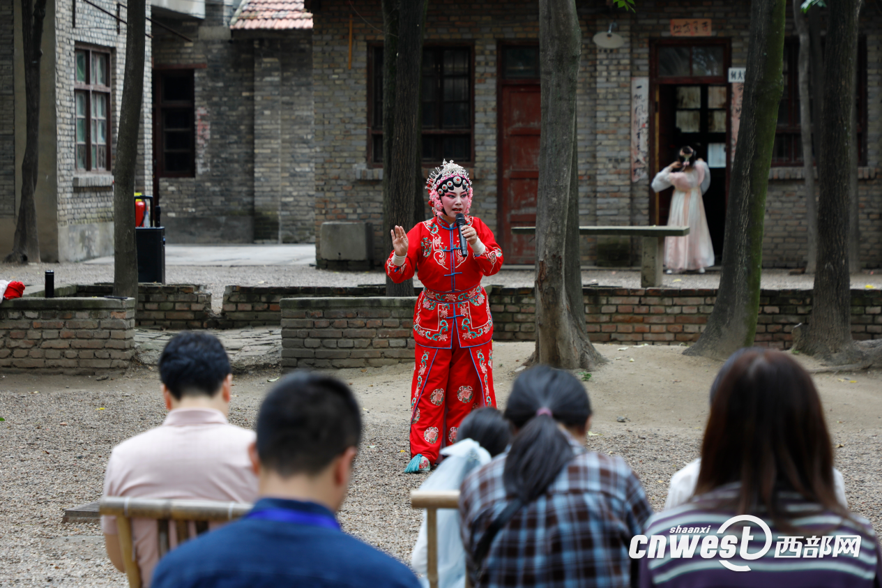 身着传统戏曲服饰的演员正在为采访团带来精彩的秦腔表演。